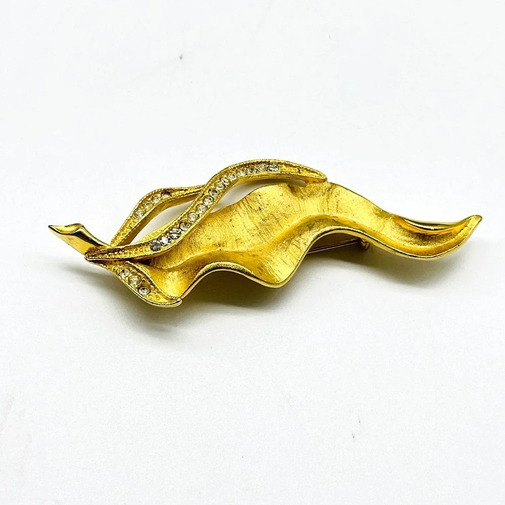 Signed Tara Gold Tone Abstract Leaf Brooch Pin Openwork Vintage Modernist